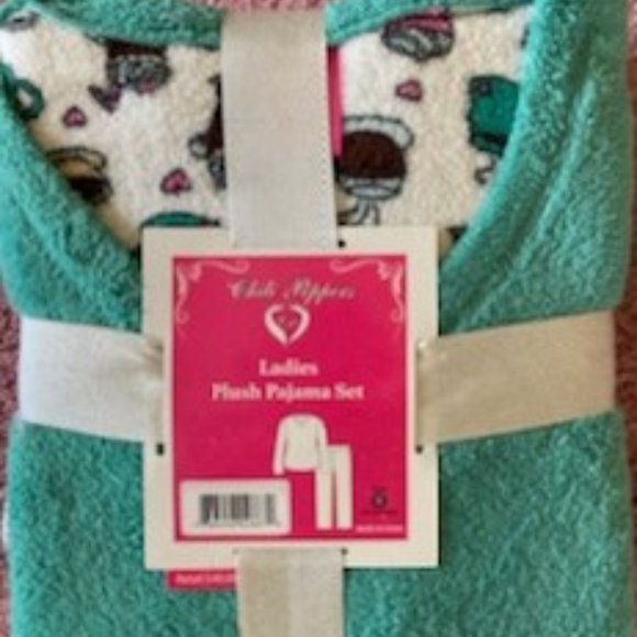 Chili Peppers Ladies Plush Pajama Set - Picture 2 of 6